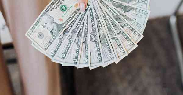 十八岁小伙和人工智能机器人，男孩与机器人